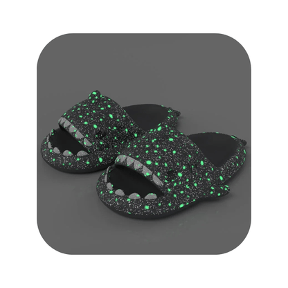 Leuchtende Hai Love Badeschuhe – Coole Flip Flops für Tag und Nacht - Bagsandlove Dunkelgrau 36 - 37 Badeschuh